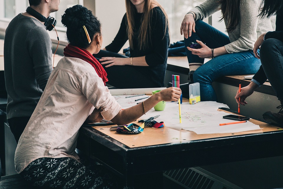 Groupe d'étudiants en littérature