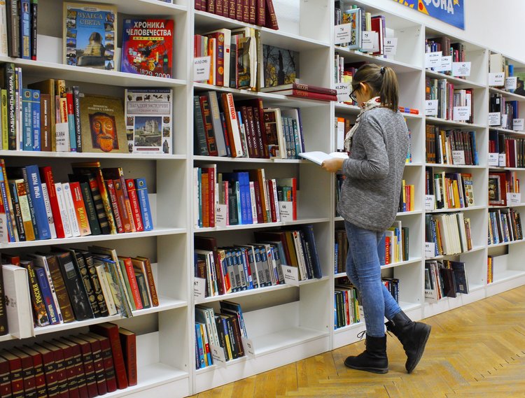 Devenir bibliothécaire : fiche métier sur les débouchés, les salaires, les études